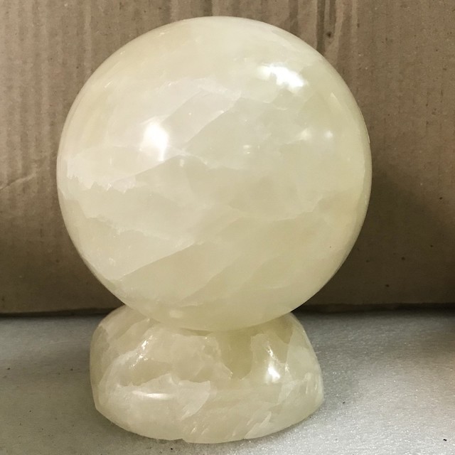 Cầu bi phong thủy đá thật màu trắng xuyên ánh sáng 