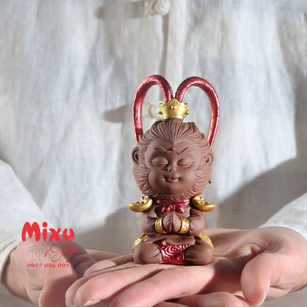 Tượng Mỹ Hầu Vương-mẫu chấp tay