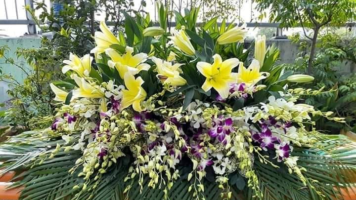 An táng gỗ căm xe trọn gói hoa tươi