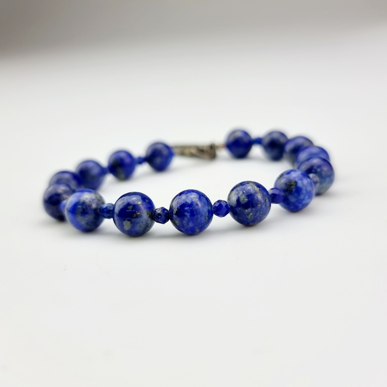 2203294 Chuỗi tay hộ mệnh bình an đá Chalcedony 8ly