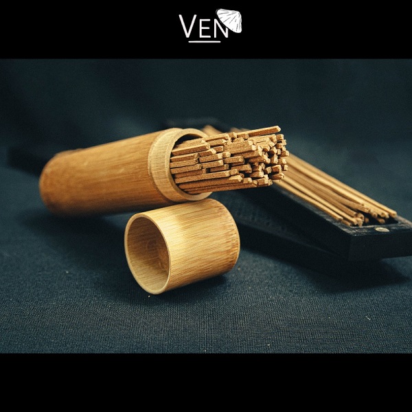 Nhang Không Tăm Từ Trầm Già 11cm - Ống Thuỷ Tinh Tặng Đế Sen Sứ